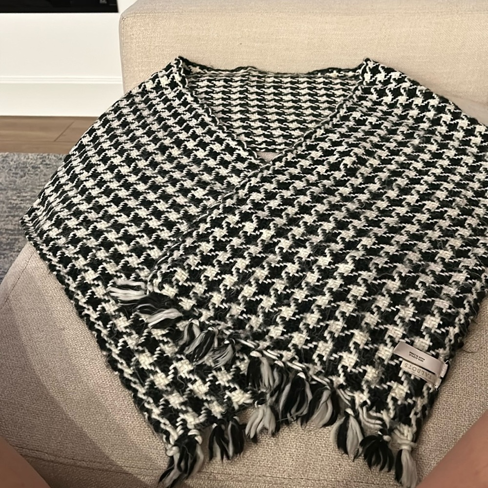 Talbots black and white houndstooth scarf